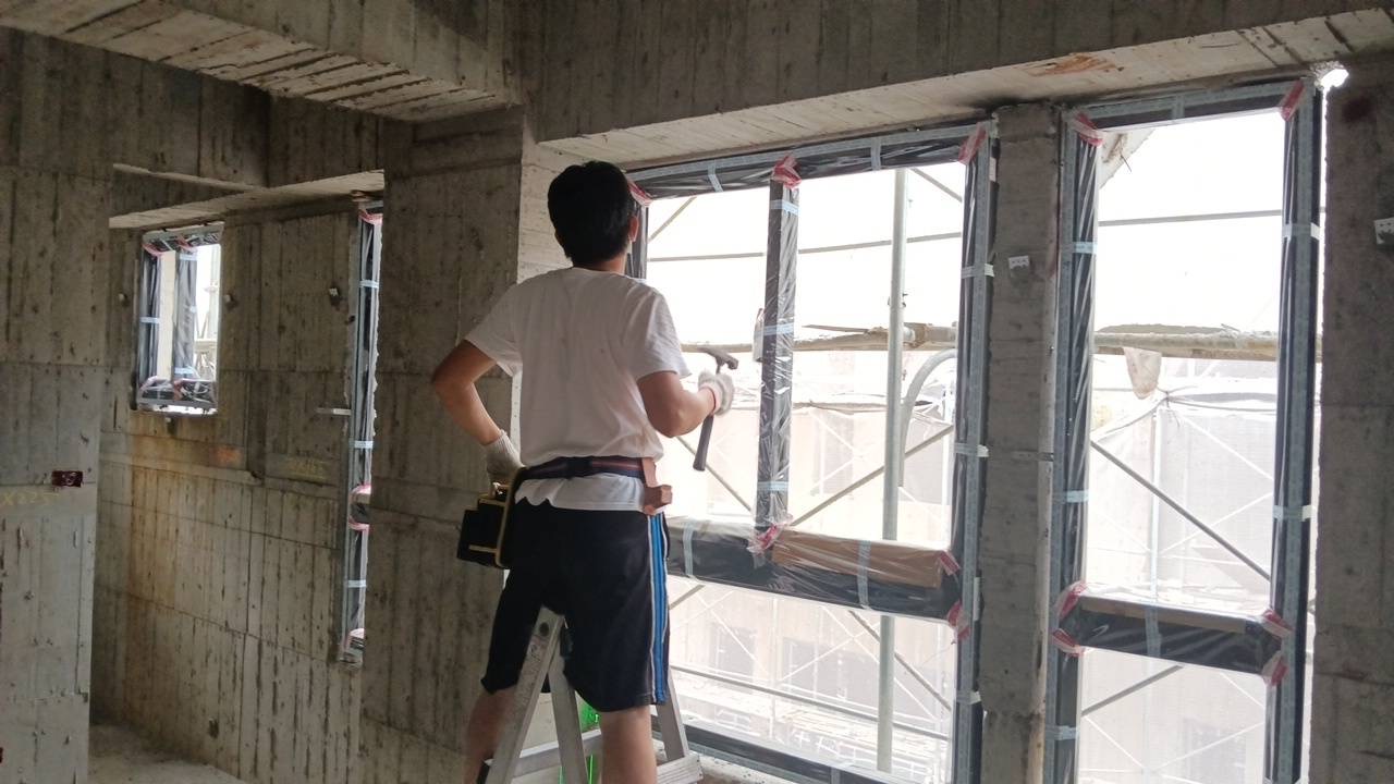 窗框角隅施工中